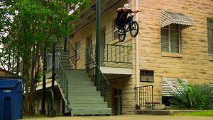 Dafür, dass Darryl Tocco mittlerweile mehr Zeit hinter als vor der Kamera verbringt, hat er für sein 2014 Kink-Video noch mal ordentlich einen rausgehauen.