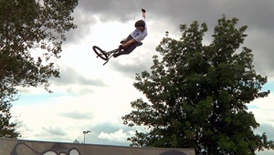 AIRTIME! Dean Cueson bereitet ab sofort auf einem Rad von Haro Bikes der britischen Luftraumüberwachung Probleme. Hier ist sein Welcome-Edit.