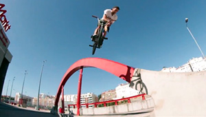 Diogo Santos hat nicht nur den schönsten Oberlippenbart in BMX, sondern gehört auch zu den besten Streetfahrern Europas. Hier ist sein Part aus "Homegrown".