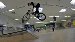 Egal ob als Fahrer oder Kassenaushilfe, Florian Faust hat alle Bereiche der Projekt X Skatehalle in Trier voll und ganz im Griff. Überzeug dich selbst davon.