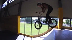 Louis Schneider hat uns dieses Video geschickt, in dem er in der Freestyle Halle Zürich den Barspin-Count hoch hält und auch sonst ansehnlich Fahrrad fährt.