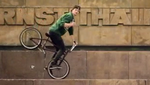 Markus Lange zeigt in diesem Video ein paar Balanceübungen in seiner Wahlheimat Berlin.