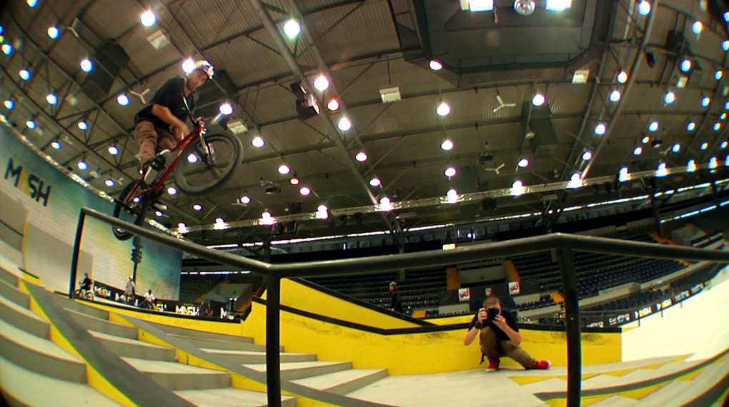 Wir durften zwar nur das Training beim BMX Street Rink auf dem Munich Mash 2014 filmen, aber glaubt uns, da ging es schon heftig zur Sache. Checkt das Video.