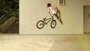 Niklas Beyer wurde nach einiger Zeit als Aushilfe im Geschäft nun endlich ins Team des Kölner Peoples Stores befördert. Hier ist sein Welcome-Edit.