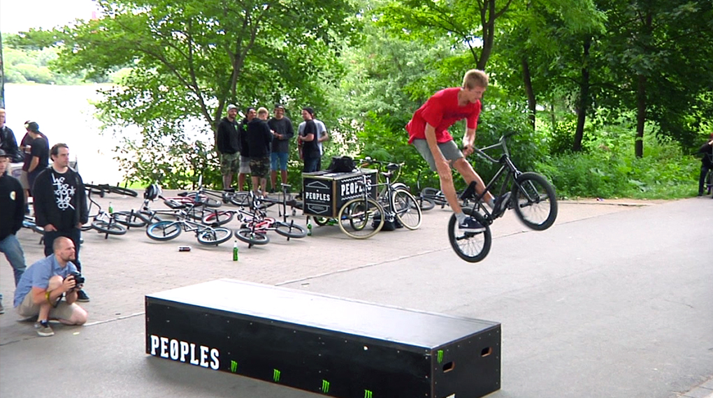 Aufgrund von Regen wurden die Peoples Store Summer Games kurzerhand in den Skatepark unter der Kölner Zoobrücke verlegt. Was dort abging, verrät unser Video.