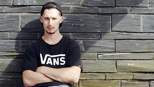 Pete Sawyer hat ein Promovideo für seinen Signaturerahmen von wethepeople gefilmt, zu dem das Hashtag #lockereasy wie Arsch auf Eimer passt.