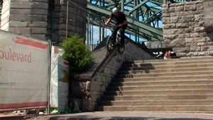 Raphael Jeroma-Williams, Jerard Vandervalk und ihr Skatertkollege Daniel Brady auf Spot- und Partysafari durch Frankfurt, Köln und Berlin.