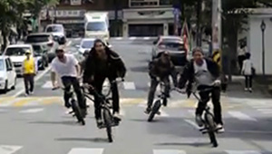 Red Bull hat Bruno Hoffmann, Brian Kachinsky, Matthias Dandois, Anthony Perrin und Corey Martinez eine Reise nach Seoul spendiert. Hier geht