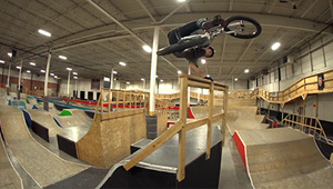 Neun Minuten gute Unterhaltung mit Street Dawg Drew Bezanson und Höhenflieger Dean Cueson. Hier ist die dritte Folge von Red Bull Raditudes.