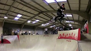 Ryan Taylor dürfte der erste Fahrer sein, der einen Double Flair auf einer Minirampe gestanden hat. Hier ist das Video von der Uraufführung.