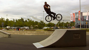 Martin Gebauer scheint ein Faible für hüfthohe Rampen zu haben. Im Skatepark des Günthersdorfer Einkaufszentrums ist er mal wieder fündig geworden.