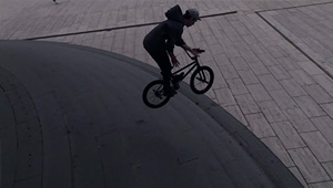 Anthony Perrin und Alex Valentino haben mit ihrer düsteren Endzeitvision die Jury beim Sosh Urban Motion Videocontest überzeugt und den 1. Platz geholt.