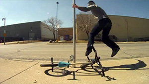 Tim Knoll hat haufenweise abgefahrene Tricks in petto. Hier erklärt er eine seiner besten Eigenkreationen: den Slidewinder. Zur Nachahmung empfohlen!