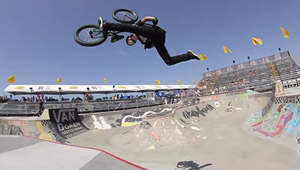 Hier sind ein paar Highlights vom BMX-Training auf den Vans US Open 2014 Bowlcontest in Huntington Beach mit Chase Hawk, Kris Fox und Dennis Enarson.