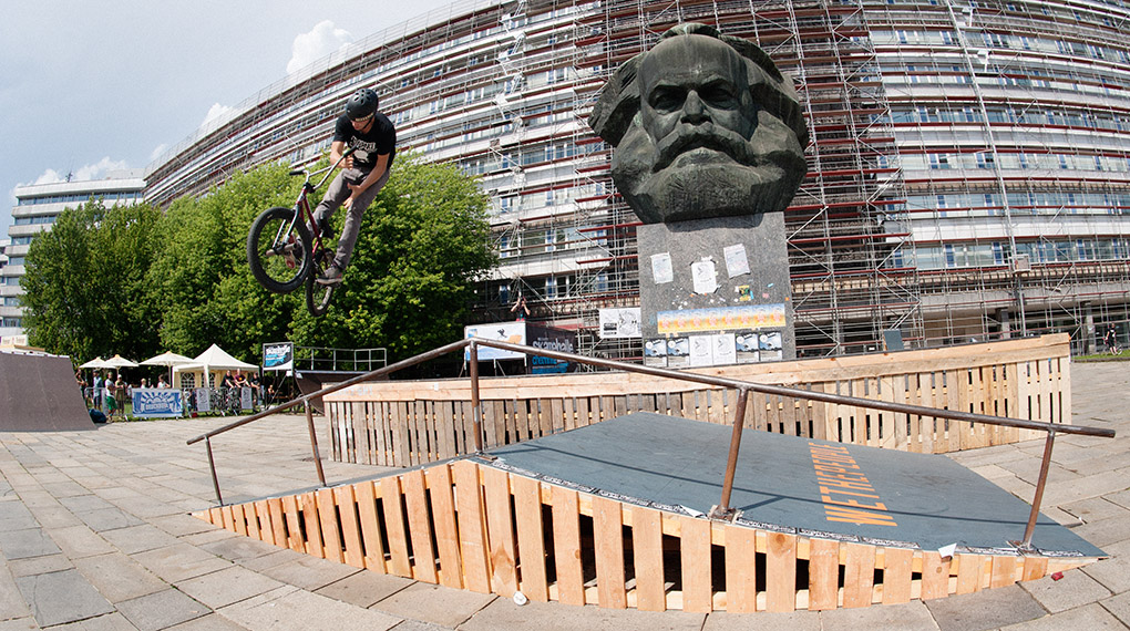Hier ist unser Video von der wethepeople Summer Session 2014 mit allen Highlights von einem einmaligen Streetcontest am Karl-Marx-Denkmal in Chemnitz.