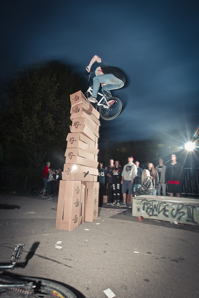 Timo Schulze boostet sich zum Sieg beim "Jump the Karton"-Contest auf dem BMX Männle Turnier 2014 in Tuttlingen