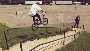 In diesem großartigen Promovideo für seine Signaturepedalen von BSD beweist Reed Stark, dass er nicht zu stoppen ist. Was für ein Icepick, was für ein Typ!