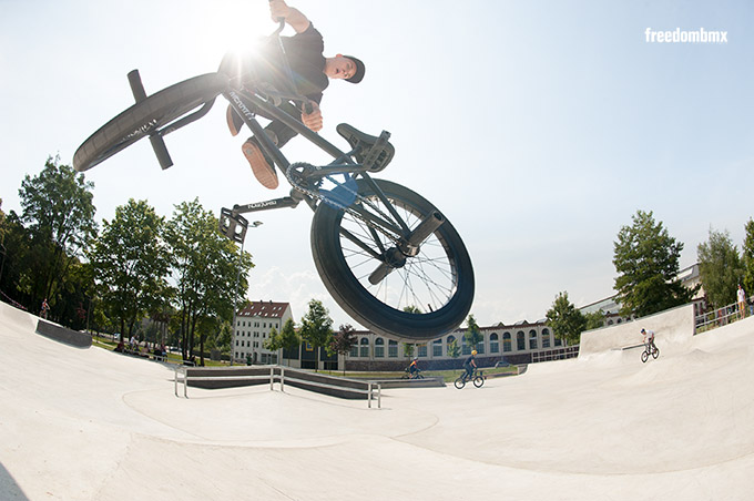 Dominik Betten testet die Bankhip mit einem Downside Whip an
