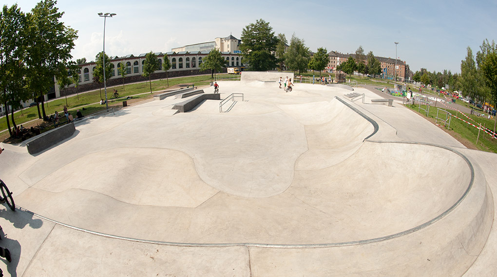 Der Konkordiapark Chemnitz hat im Zuge einer Sanierung einen Haufen frischer Betonobstacles bekommen. Hier kannst du dir die neuen Spielsachen angucken.