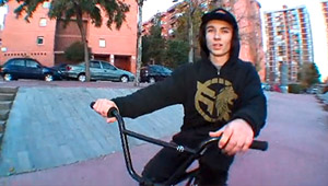 Fernando Gomarín Olaiz hat ein paar richtig gute Clips, die er von Anthony Perrin in Barcelona gefilmt hat, zu diesem Raw-Footage-Edit zusammengeschnitten.