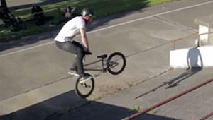 Benedikt Bagger hat ein neues Video für Capote am Start, für das der Wahlberliner nicht nur in der Hauptstadt, sondern auch in Karlsruhe auf Clipsafari war.