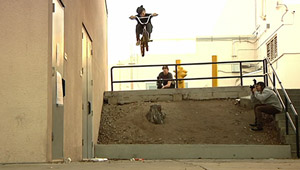 Blake Peters versetzt uns in seinem Welcome-Edit für Premium mehrfach in Angst und Schrecken. Zum Einstand des 20jährigen Gefahrensuchers hier klicken.