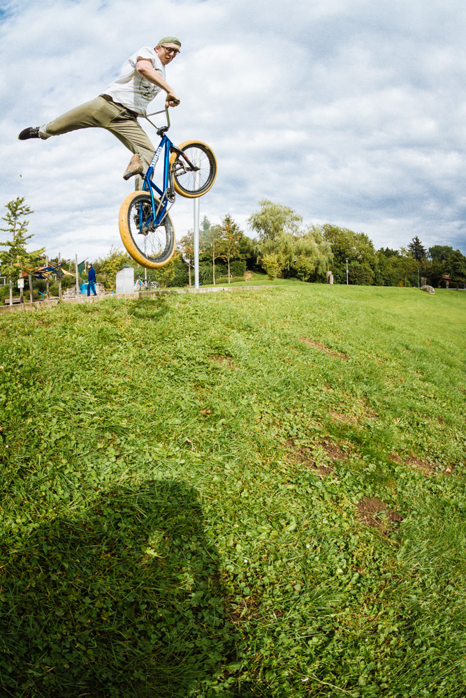 Der Geldscheißer gab erst morgens noch den Retter in der Not aka Fahrer, um dann in Tuttlingen angekommen, Müsli zu essen und den Skatepark zu ignorieren. Die NacNacs in die Wiese waren eh viel besser.