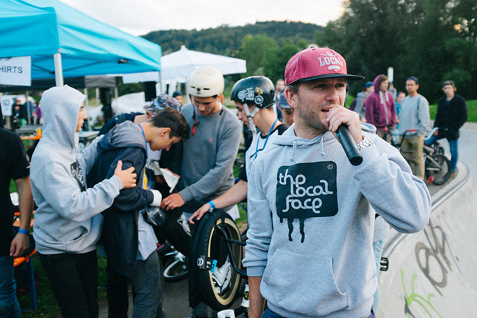 Während sich im Hintergrund die Beschränkten über die Preise hermachen, ruft Maik Nagel zum „Jump the Karton“-Contest auf. Fette Props und fetten Respekt für die gute Organisation trotz Shitwetter. Bis zum nächsten Jahr.