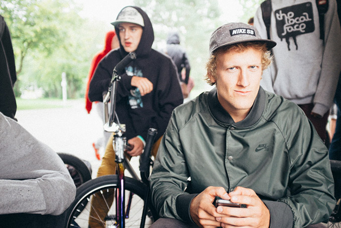 Wer so sexy gucken kann wie Moritz Nußbaumer, braucht keine Worte, um das weibliche Geschlecht zu beeindrucken.