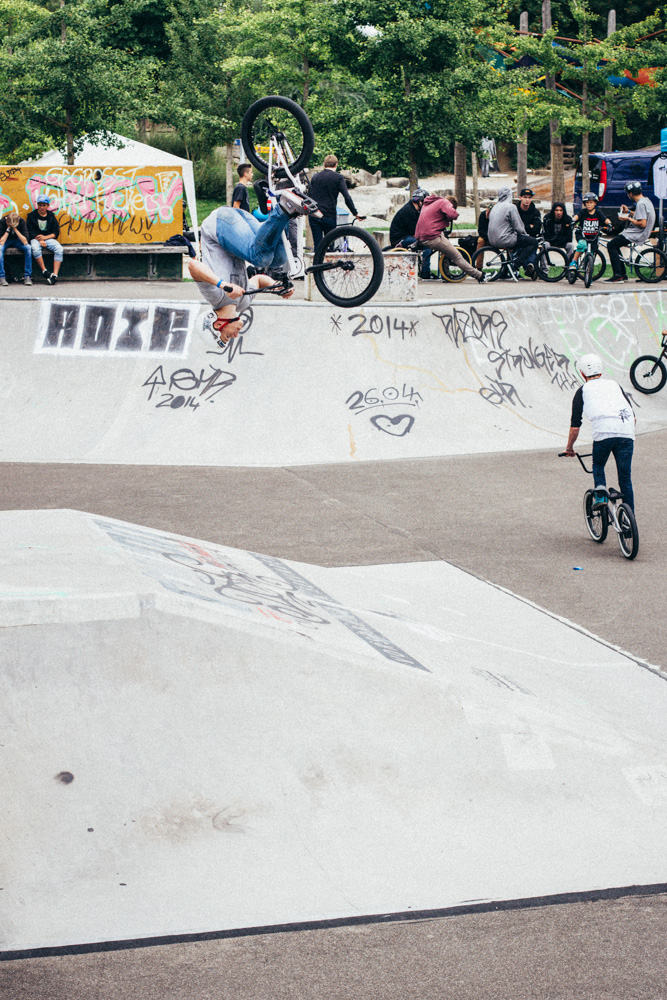 Timo Schulze war mir bis dato kein Begriff, was sich aber bei dem ersten von vielen mannshohen Flairs des Tages ändern sollte. Hier sieht man ihn bei einer Saltovariaton, die irgendwo zwischen Backflip und Barrell Roll liegt.