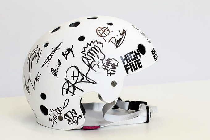 Dieser handsignierte Helm könnte schon bald dir gehören. Schon mit einer Spende von 5 Euro nimmst du an der Verlosung teil. Worauf wartest du noch?!