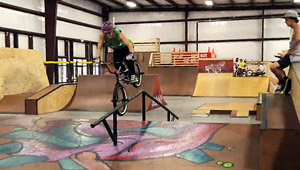 Camila Harambour gilt als eine der besten BMX-Fahrerinnen der Welt. Bei einem Besuch im Daniel Dhers Action Sport Complex hat sie diese Power Hour gefilmt.