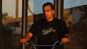 Camilo Gutierrez ist neu im Shopteam von FlairBMX Berlin und hat für seinen Welcome-Edit ein paar wilde Flatlandcombos an der Nationalgalerie gefilmt.