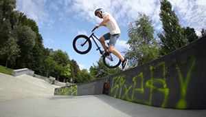 Alex Schmitt, Johannes Spahn, Dominik Dürrbeck von Da Crew und ihr Homie Chris Frei haben für dieses Video einige Parks im Osten der Republik ausgecheckt.