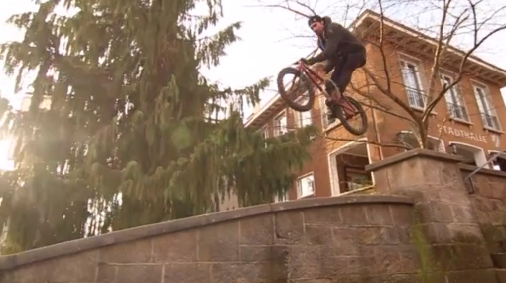 Neben einem Worst-Case-Railsturz und dem besten Manual aller Zeiten gibt es in diesem Leftovervideo von Da Crew noch jede Menge anderer guter Clips zu sehen.