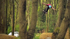 In Sachen Style macht Daniel Juchatz aka Ralle keiner was vor. Für seinen 2014er Vans-Edit stellt er das einmal mehr an diversen Trailsspots unter Beweis.