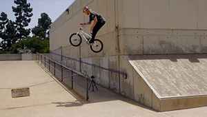 Du dachtest immer, Drew Bezanson würde nur Park fahren? Falsch gedacht. In diesem Video beweist Drew, dass er auch auf Street einiges zu bieten hat.