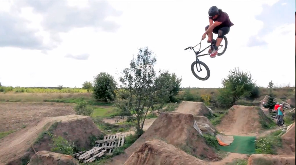 Mit der DRK Crew zu einigen der besten Trailsspots in Ostdeutschland: Im ersten Teil ihres Tourvideos schauen die Berliner in Leipzig und Mittweida vorbei.