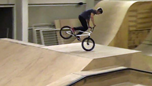 Eric Skupien betreibt nicht nur die Skatehalle Stralsund, sondern weiß auch, wie man deren Rampen mit unmenschlich harten Techniktricks auseinandernimmt.