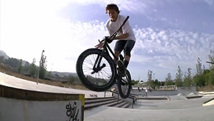Fernando Laczko und sein Bruder Antonio haben sich für dieses Video gemeinsam mit Javier Prieto den Streetparcours im Rock Skatepark von Malaga vorgeknöpft.