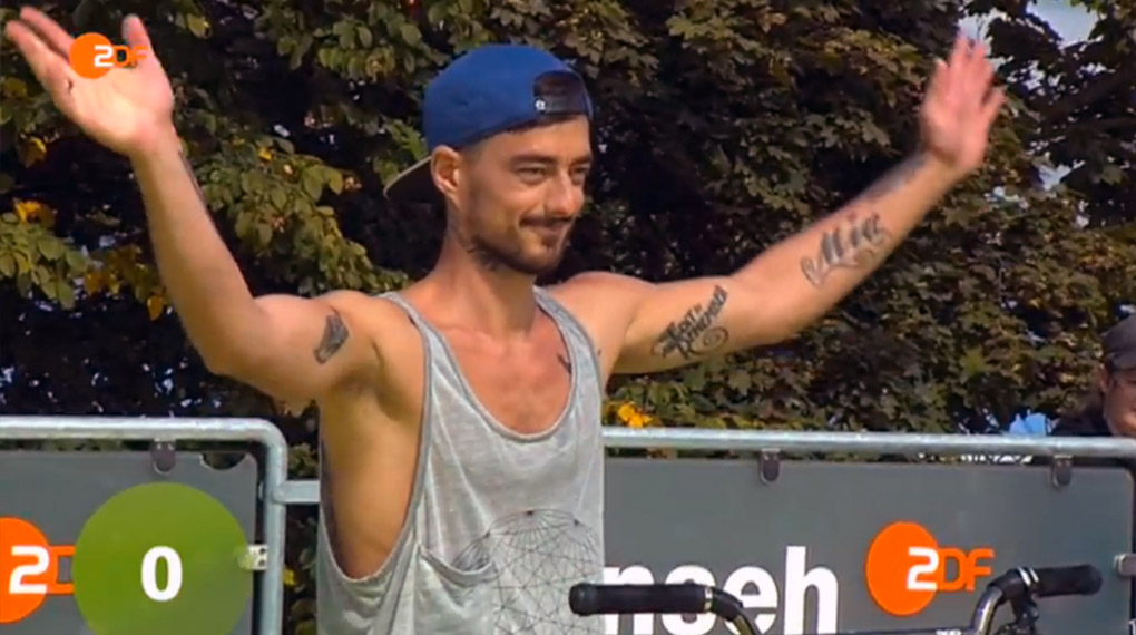 Weltrekordversuch von Flo Sailer im ZDF-Fernsehgarten. Ob der kunstform?!-CEO über 57 Pinky Squeaks in einer Minute geschafft hat, erfährst du hier.