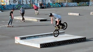 Leon Hoppe hat mal wieder ein paar Clips in seinem Localpark in Krefeld gefilmt. Der 180 Double Bars über solch eine kleine Spine sollte nicht möglich sein!