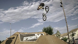 Beim Lords of Dirt 2014 in Frankreich wurde Dirtjumping vom Feinsten geboten. In diesem Highlightsvideo gibt es einige der besten Tricks zu sehen.