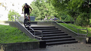 Markus Lange hat auf den Straßen und Skateplazas von Berlin einen Welcome-Edit für Bikers Base gefilmt, der sich durchaus sehen lassen kann. Gutes Ding!
