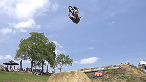 Schon mal einen Backflip Double Peg Grab gesehen? Nein?! Dann solltest du dir das Video vom Dirtfinale auf dem Mongoose Jam 2014 in Woodward Camp angucken.