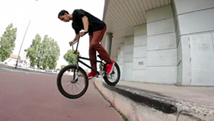 Nicolas Badet ist neu im Team von The Shadow Conspiracy und liefert in seinem Welcome-Edit eine Mischung aus feinstem Pegless- und Freecoasterstyle ab.