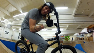 Paddy Gross zeigt in diesem Video für Colony aus dem Lumberyard Skatepark, wie viel Spaß man mit einer Vorderradbremse und Halfbarspins haben kann.