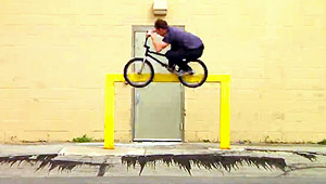 Phil Demattia überzeugt in diesem Video einmal mal mehr mit jeder Menge ungewöhnlicher Tricks, in der er gerne mal einen oder auch zwei Crankflips einbaut.