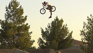 Mit Red Bull Raditudes nach Shanghai in den legendären SMP Skatepark und dann zu einer epischen Sonnenuntergangssession in der Wüste Kaliforniens.