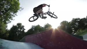 Der Skatepark in Großburgwedel bei Hannover hat nicht gerade viel zu bieten, aber das scheint dem 15jährigen Local Robin Stroker nichts auszumachen.